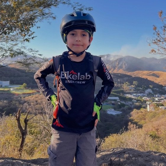 El rider más joven del crew con jersey Bikelab en la montaña